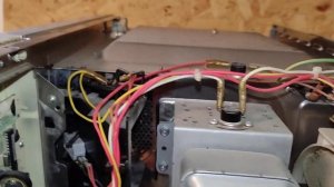 Микроволновка включается то выключается периодически во время работы. Отключается от сети