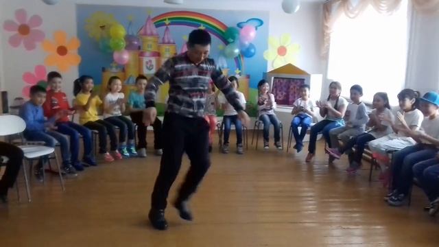 На восьмое марта подарок от папы 3 классу 11 школы. смотреть онлайн