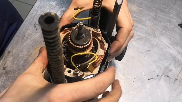 Фрезер DeWalt DW625E, искрит, замена ротора смотреть онлайн