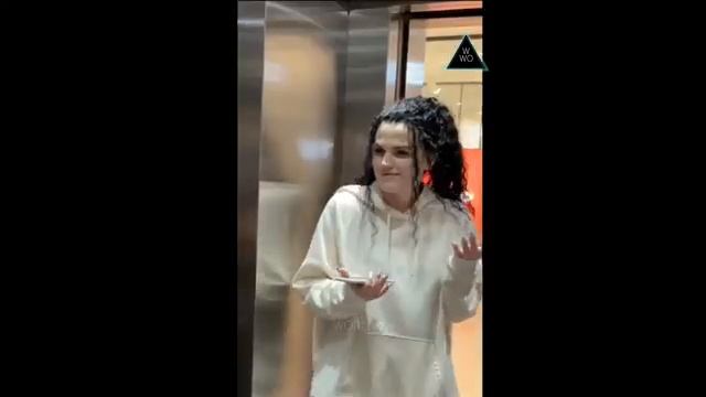Girls React to the BUILDER in the Elevator смотреть онлайн