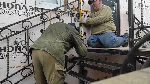 Установка кованого крыльца. #кузница #geflund #ironwork #blacksmithing смотреть онлайн