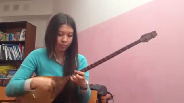 девушка красиво играет .супер. смотреть онлайн