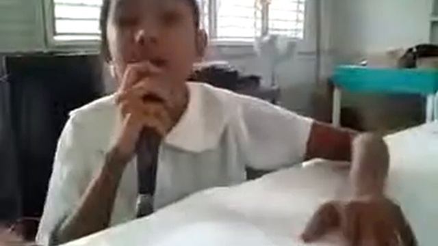 Wonderful Young Girl Singing WRECKING BALL смотреть онлайн