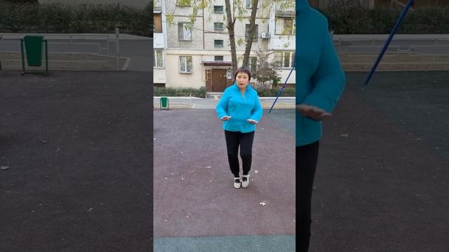 Пенсионерка тренируется во дворе смотреть онлайн