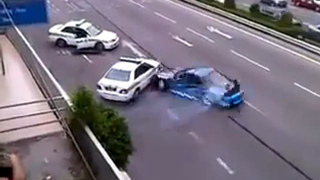 Менты достали гонщиков. Гонщику пришлось разбить машину смотреть онлайн