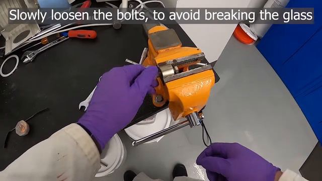 Making a Solid State IR Sample with a KBr Press смотреть онлайн