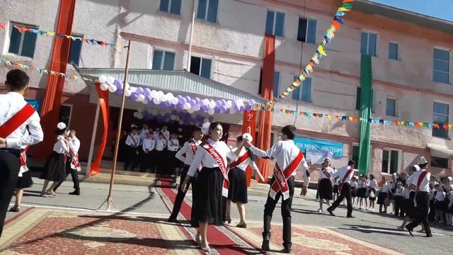 Школьный вальс от 9 "б" класса смотреть онлайн