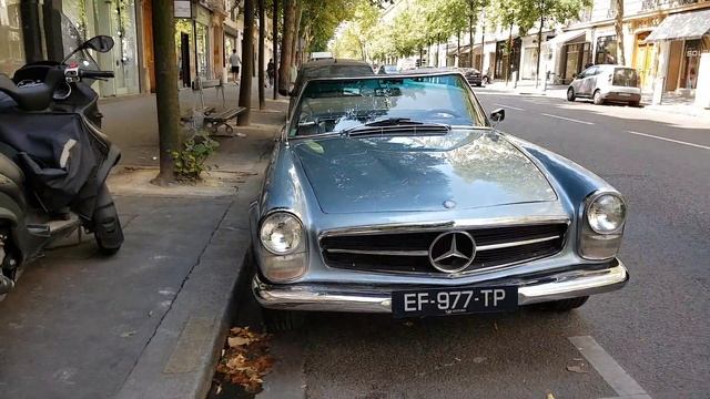 Blue Mercedes Benz 230 SL Pagode w113 in Paris France смотреть онлайн