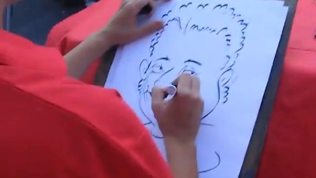 Рисуют на нас с дочкой дружеский шарж... смотреть онлайн