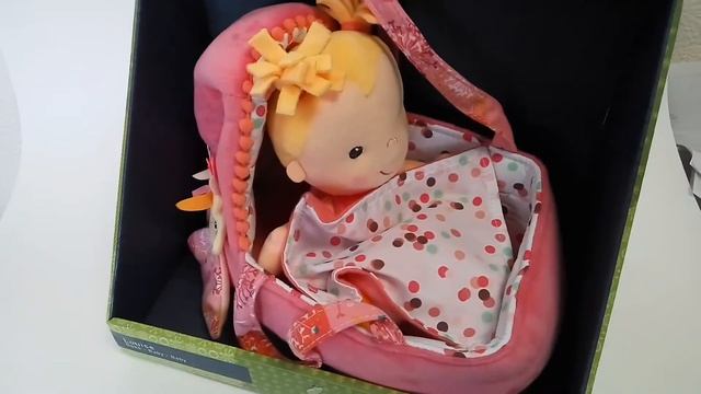 Мягкая куколка в переноске с игрушкой с аксессуарами 86741 Lilliputiens смотреть онлайн
