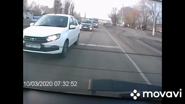 В Воронеже оштрафовали на 1500 рублей автомобилистку на Kia, объехавшую затор по обочине смотреть онлайн