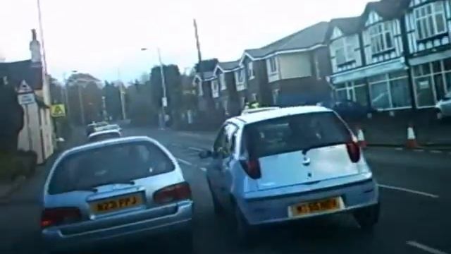 Car failing to give way to cyclist смотреть онлайн