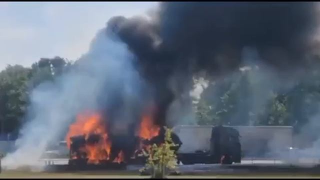 [ Альбом ]
В Латвии кто-то поджёг военный бензовоз НАТО. Всё произошло в Саласпилсе (к юго-востоку о смотреть онлайн