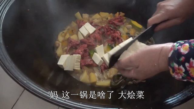 小女兒雪花調侃老爸啥？肉南瓜豆腐藕片海帶一鍋燴，大口吃真過癮【泥土大黑】 смотреть онлайн