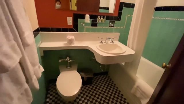 ROOM TOUR at GOLDEN GATE HOTEL @FREMONT LAS VEGAS | Plus CIRCA Pool Access смотреть онлайн