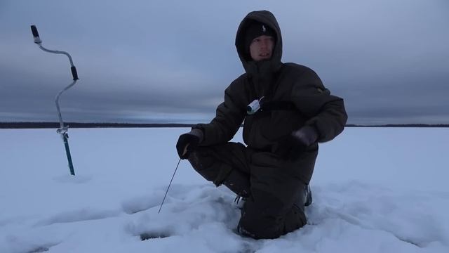 ЛОМАЮТСЯ УДОЧКИ и ТРЕЩАТ ЛЕСКИ! Окунь размером с Щуку! Рыбалка по первому льду 2022-23. смотреть онлайн