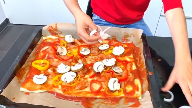 Jason y Alex juegan en la cocina | Los niños aprenden a cocinar pizza! смотреть онлайн