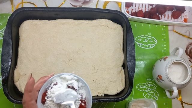 Клубнично творожный пирог