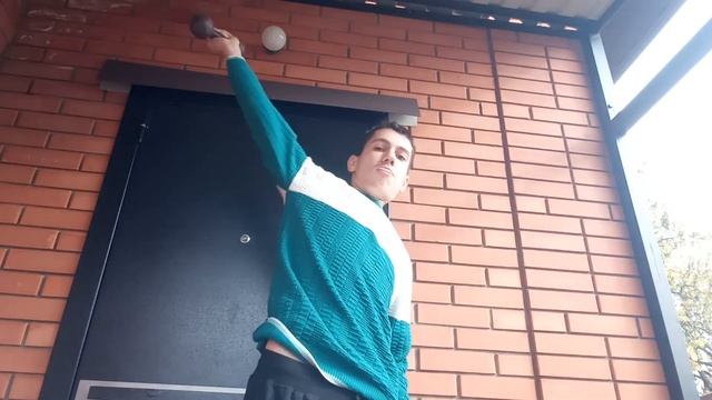 Поднимаю гантели 100 раз в правой руке и 40 раз в левой руке смотреть онлайн