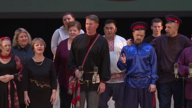 МЕЖ КРУТЫХ БЕРЕЖКОВ смотреть онлайн