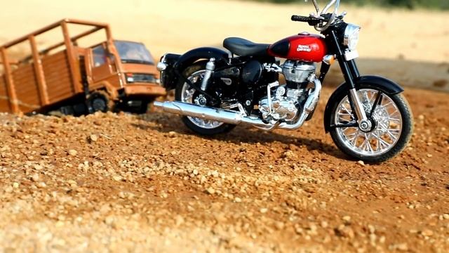 Мотоцикл вытаскивает грузовичок из лужи смотреть онлайн