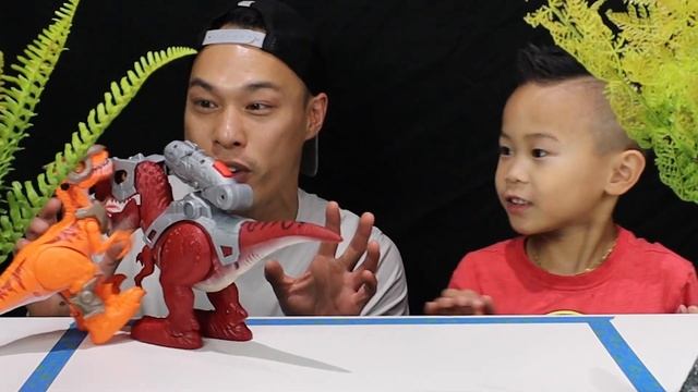 Dino Wars! Robo Alive Real Life Robotic Pets! Zuru Dinosaurs смотреть онлайн