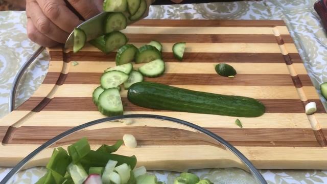 ЛЕГКИЙ САЛАТ НА ЗАВТРАК ИЗ СВЕЖИХ ОВОЩЕЙ С ЧЕСНОЧНЫМ СОУСОМ И СМЕТАНОЙ. РЕЦЕПТ САЛАТА НА СКОРУЮ РУК смотреть онлайн