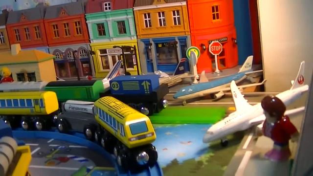 juguetes de trenes Toys "R" Us Imaginarium Wooden Toy train in Motion 02749 es смотреть онлайн