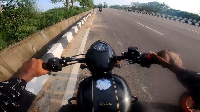 Pulsar 220F Vs Jawa Perak Vs Pulsar RS200 Vs M-15 | Race Till Their Potential | Quad Battle смотреть онлайн