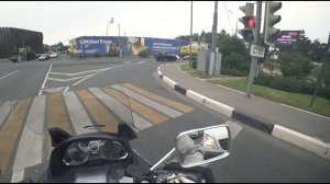 SYM Maxsym 400 обзор. Сундук и трон