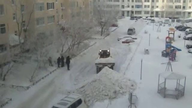Уборка снега во дворе (Часть 1).avi смотреть онлайн