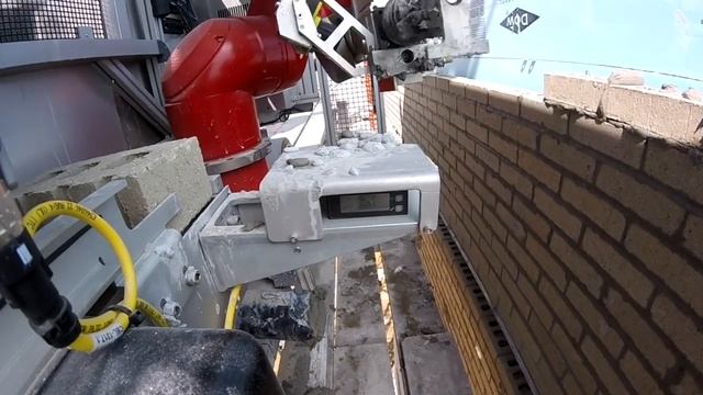 Робот каменщик в США смотреть онлайн