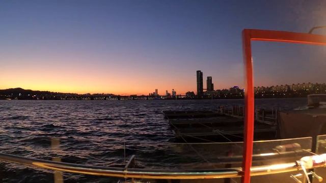 〖4K〗[2021 Winter Lights] Sebit Floating Islands & Banpo Han River Park at Night 세빛섬 & 반포 한강 공원 걷기 смотреть онлайн