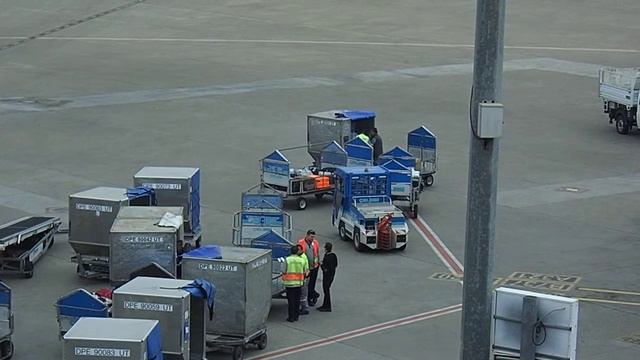 Погрузка велосипедов в аэропорту Антальи смотреть онлайн