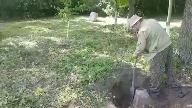 В Сибири обнаружили выступающую на поверхности земли мраморную пирамиду, поверхность  монолита...