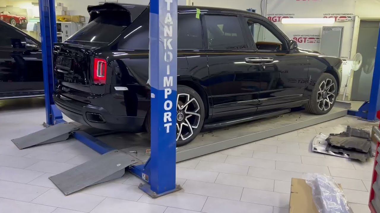 Rolls Royce Cullinan - выезжающие электропороги в оригинальном дизайне