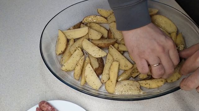 Картошка с сосисками в духовке смотреть онлайн