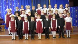 "Веселая песенка"-Выглянуло солнышко из-за серых туч-исполняет сводный хор 1 и 2 класса