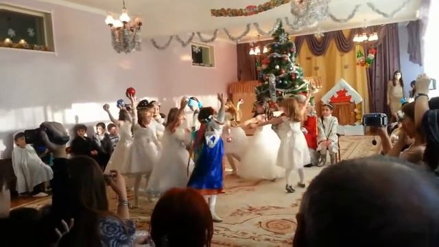 Танец Снежинки ,детский Праздник! Super dance Snowflakes , children s Holiday! смотреть онлайн
