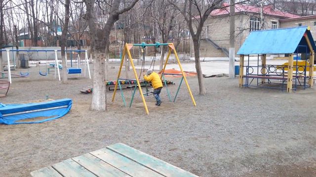 Никита на прогулке утром! Качели - одна из любимых тем для него. 👈 смотреть онлайн