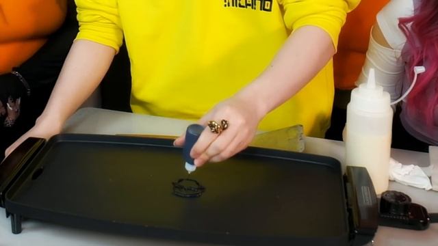 KREW PANCAKE ART CHALLENGE! смотреть онлайн