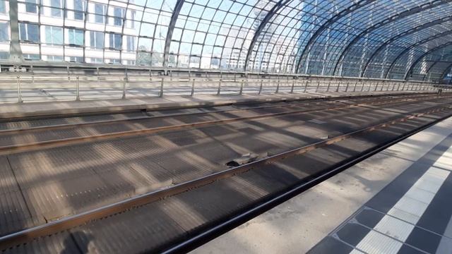 Zugverkehr Berlin Hbf/tief und Berlin Hbf смотреть онлайн