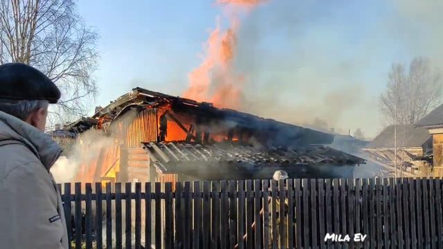 11.04.2021. Горят сараи по улице Коммуны д.1, пгт Демьяново, Подосиновский район смотреть онлайн