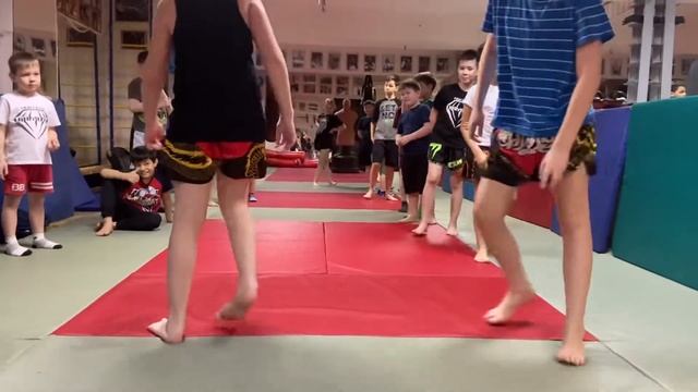 Все сели на шпагат, группа тайского бокса в городе Дзержинский! Серек Уразов. смотреть онлайн