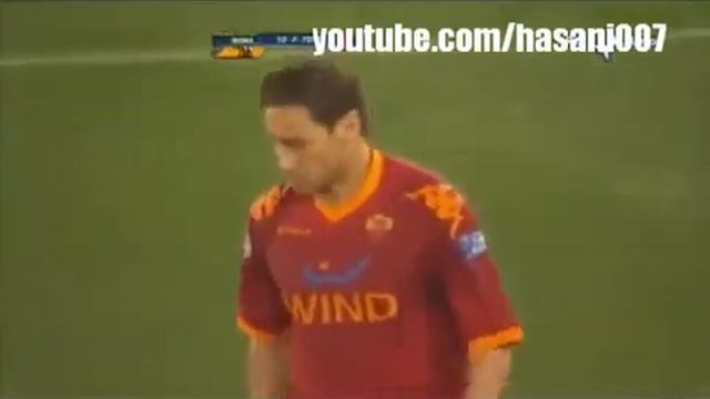 Тотти ломает Балотелли! смотреть онлайн