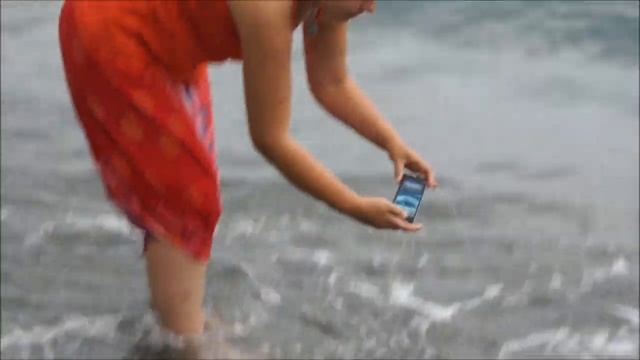 Погружение в воду Android-смартфона Panasonic Eluga DL1 смотреть онлайн
