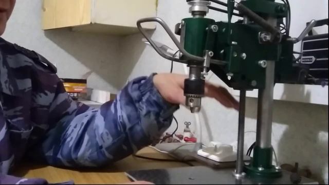 Самодельный миниатюрный сверлильный станок. Homemade Miniature drilling machine смотреть онлайн
