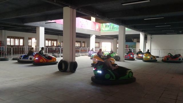 Бампер машинка на открытом воздухе с аккумулятором смотреть онлайн