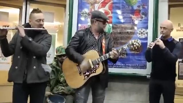 БГ выступает в киевском метро Золотые Ворота смотреть онлайн