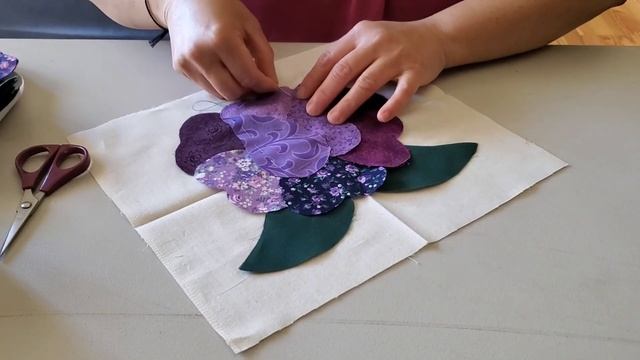 Show how to put an applique heart in off white fabric before sew смотреть онлайн